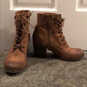 Tie up, heeled boots